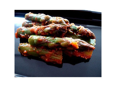 Esparragos verdes marinados en miso picante