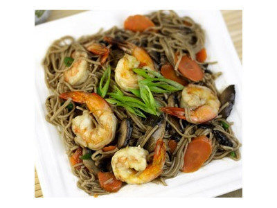 Fideos soba con langostinos