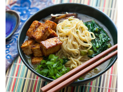 Ramen vegetariano con miso, tofu y setas