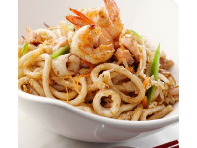 Yaki-udon con gambas y calamares
