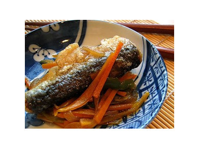 Sardinas fritas con salsa de soja dulce
